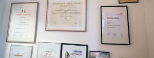 Urkunden des Salon HaarZeit Wedel
